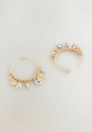 Goldene Creolen-Ohrringe, verziert mit verschiedenen Anhängern, darunter Silber- und Goldcheiben, Blumenformen und Texturen. Glatte und detaillierte Verarbeitung.