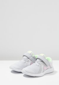 Nike Performance Zapatillas running asfalto - light grey