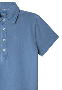 Polo shirt azzurro chiaro realizzato in tessuto morbido. Caratterizzato da un colletto, una chiusura con bottoni a quattro bottoni e un ricamo del logo discreto sul petto.