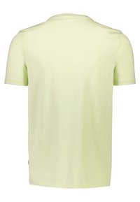 Camiseta de manga corta verde claro hecha de una tela suave con cuello redondo y una textura lisa. Sin patrones ni gráficos visibles.