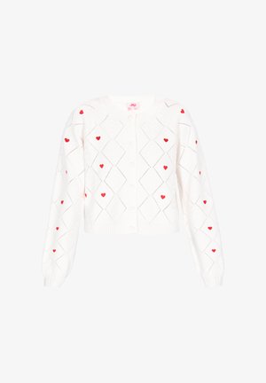 Fehér kötött kardigán, gyémántmintával és apró piros szív részletekkel, kerek nyakkal, hosszú ujjakra és gombos elülső záródással.