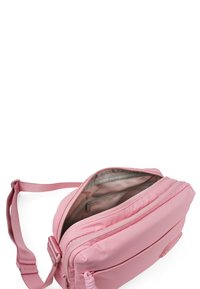 Bolso de hombro de nylon rosa con un cierre de cremallera de dos vías, correa ajustable y compartimentos interiores. Textura suave y forma redondeada.
