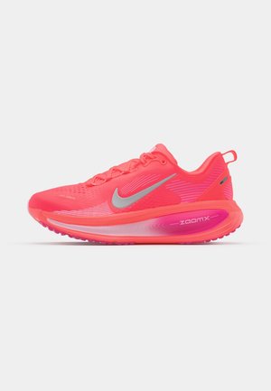 Nike Performance VOMERO 18 - Chaussures de running sur route - bright crimson/white/hyper pink/pink foam