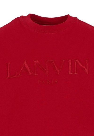 Czerwona bawełniana koszulka z okrągłym dekoltem, z wytłoczonym logo "LANVIN PARIS" w pasującym kolorze nici oraz gładką strukturą.