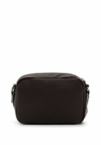 Hnědá kožená crossbody taška s texturovaným povrchem, obdélníkový tvar, zipové uzavření a nastavitelný popruh. Žádné viditelné detaily s kovovými prvky.