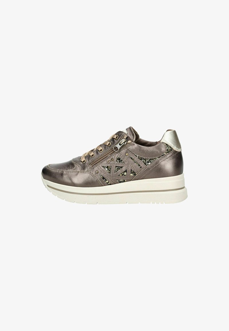 Sneaker in bronzo metallico con accenti texture, parte anteriore con stringhe, cerniera laterale e suola bianca chunky. Motivi decorativi sui lati.