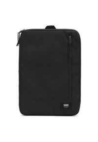 Schwarzer Stoff-Rucksack mit rechteckiger Form, ausgestattet mit einer frontalen Reißverschlusstasche, einem oberen Griff und einem Logoetikett in der unteren Ecke.