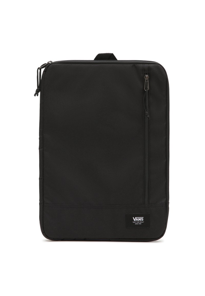 Schwarzer Stoff-Rucksack mit rechteckiger Form, ausgestattet mit einer frontalen Reißverschlusstasche, einem oberen Griff und einem Logoetikett in der unteren Ecke.