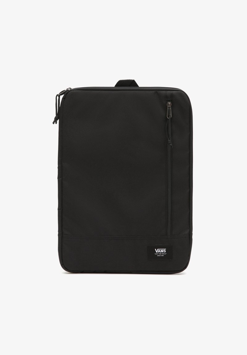 Schwarzer Stoff-Rucksack mit rechteckiger Form, ausgestattet mit einer frontalen Reißverschlusstasche, einem oberen Griff und einem Logoetikett in der unteren Ecke.
