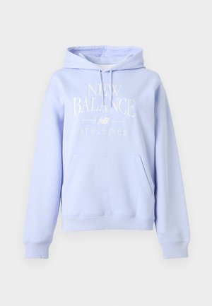 Hanorac albastru deschis cu buzunar frontal, glugă cu șnur și logo-ul brodat „NEW BALANCE ATHLETICS” în alb. Textură moale a țesăturii.