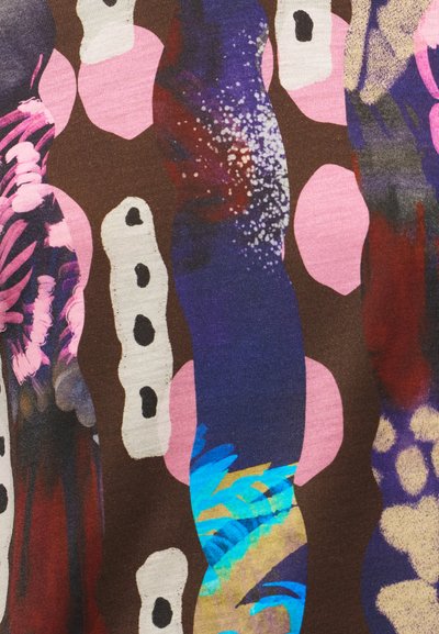 Αφηρημένο μοτίβο υφάσματος με κάθετα καφέ και ροζ σχήματα, μωβ και μπλε πινελιές, λευκές κηλίδες και μαύρες οβάλ σημασίες.