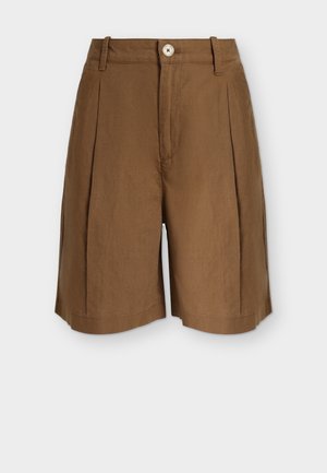 Shorts marron longueur genou avec plis devant, passants de ceinture et fermeture par bouton sur fond blanc.