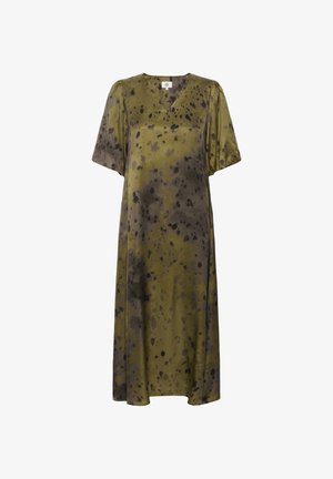 Olijfgroene jurk van een zachte, lichtgewicht stof. Bevat een V-hals, korte pofmouwen en een spetterend zwart patroon door het hele kledingstuk.