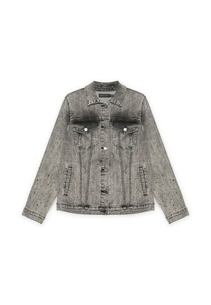 Giacca di denim grigia con bottone frontale, due tasche a toppa sul petto, tasche laterali con fessura e lievi segni di usura sulle maniche e sul corpo.