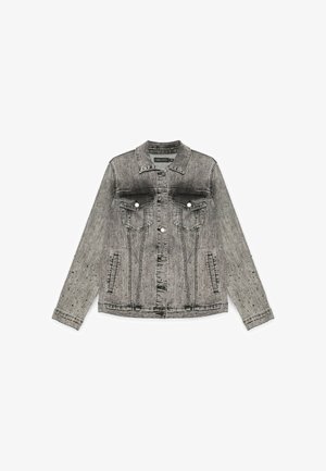Jachetă din denim gri cu închidere cu nasturi, două buzunare frontale cu clapă, buzunare laterale cu fante și ușoară uzură pe mâneci și corp.
