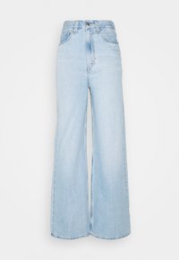 Jeans largos de ganga azul claro com cintura alta, apresentando fecho de botão, laços para cinto e desbotamento sutil. Bainha limpa, sem padrões.