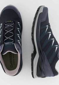 Marineblau Sport Schuhe mit Mesh-Obermaterial, strukturierten Einsätzen, reflektierenden Akzenten und einer schwarzen Gummisohle. Verfügt über traditionelle Schnürung und einen gepolsterten Kragen.