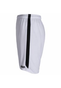 Weiße Sportshorts aus leichtem Material, mit einem schwarzen Seitenstreifen und einem elastischen Bund. Logo nahe dem Saum aufgedruckt.