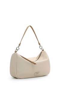 Sac à main beige texturé avec fermeture éclair supérieure incurvée, sangle marron clair attachée par des anneaux argentés, et petite plaque métallique rectangulaire avec logo sur le devant.