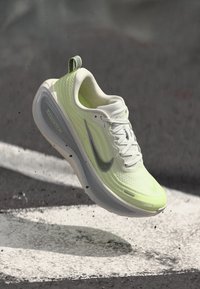 Nike Performance VOMERO PLUS - Cestná bežecká obuv - sail/metallic silver/barely volt/pure platinum/football grey