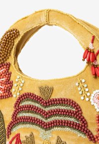 Sac en tissu jaune avec une anse incurvée. Embelli de broderies colorées sous forme de motifs de cœurs, de vagues et de fleurs.
