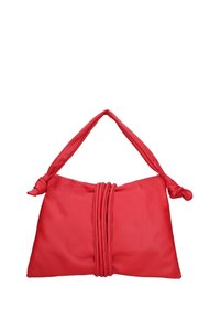 Borsa a mano in pelle rossa con manico a nodo, caratterizzata da un design a pieghe sul davanti e una texture liscia.