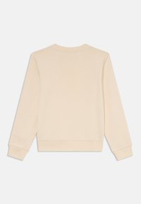 Sudadera beige, mezcla de algodón, cuello redondo, mangas largas, puños y dobladillo acanalados, diseño simple, textura suave, sin patrones ni acentos visibles.