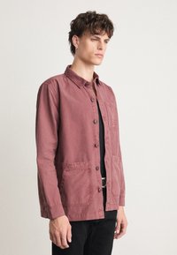 Barbour DEWSBURY GARMENT DYED OVERSHIRT - Könnyű dzseki - desert clay