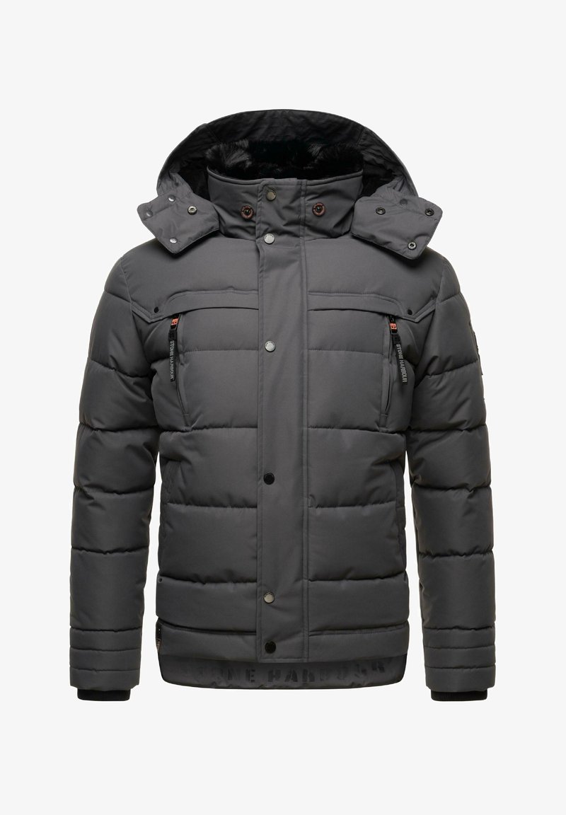 Podložena črna jakna s kapuco, obloženo z dovolj, ki ima pet žepov, gumbke na pritisak in rebraste manšete. Gladko blago s prešitjem.