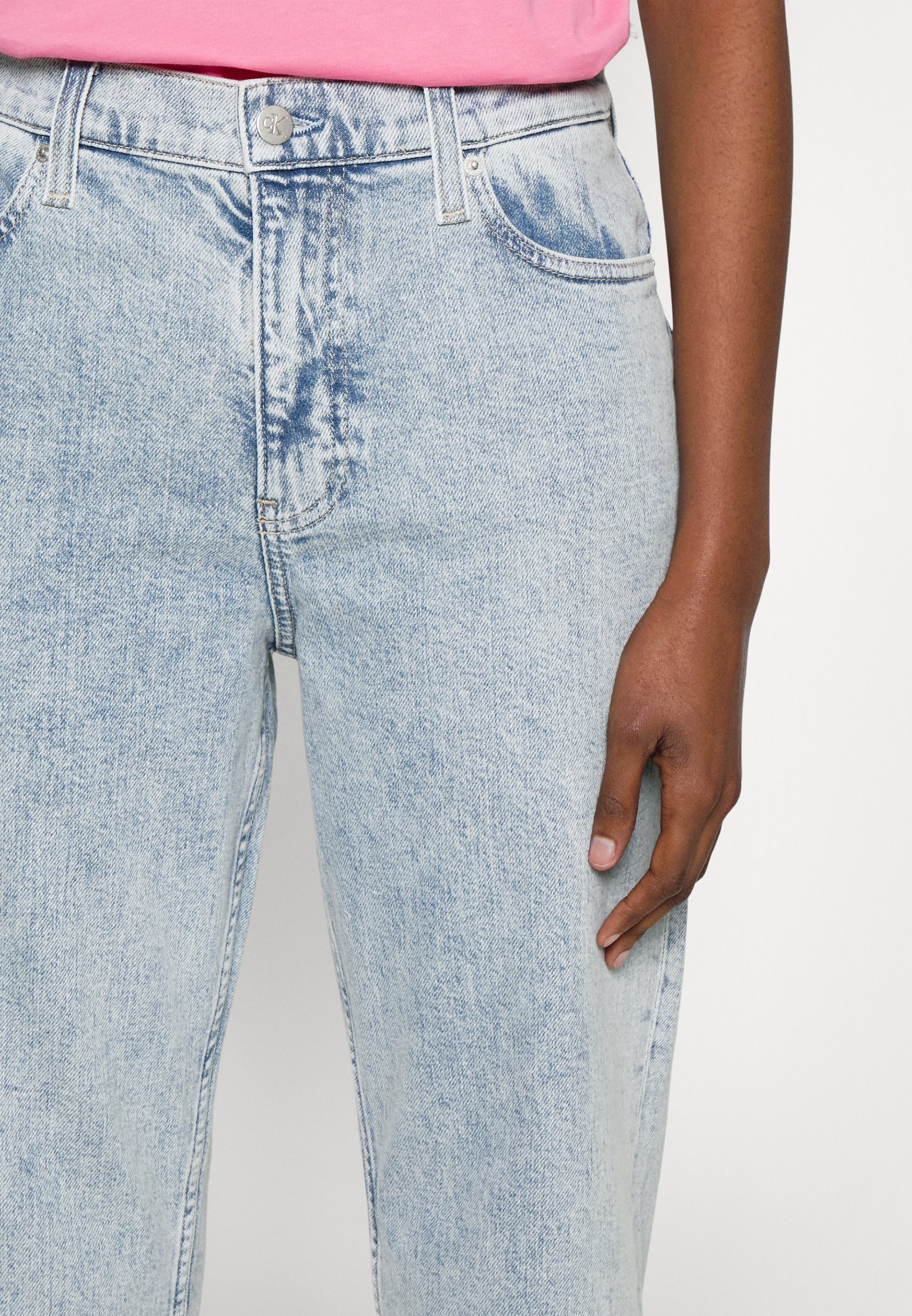 Calvin Klein Jeans MOM - Laisvo kirpimo džinsai - denim light/balinto  džinso - Zalando.lt