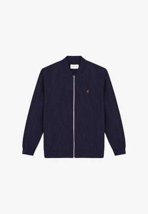 Marineblauer Bomberjacke mit durchgehendem Reißverschluss, gerippten Bündchen und Saum. Beinhaltet ein kleines goldenes Logo auf der linken Brust und hat eine glatte Textur.