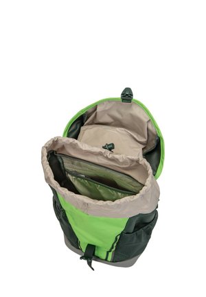 Groen en beige rugzak met open bovenklep, die de binnenvakken en het trekkoordsluiting toont. Zwarte zijvakken van mesh zichtbaar.