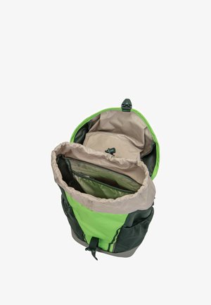 Groen en beige rugzak met open bovenklep, die de binnenvakken en het trekkoordsluiting toont. Zwarte zijvakken van mesh zichtbaar.