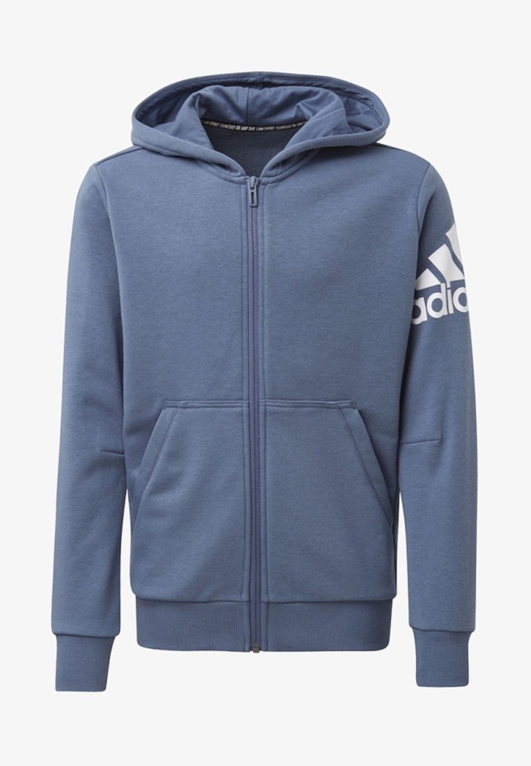 Blå zip-up hoodie av mjukt tyg, med en känguruficka, ribbad nederkant och ärmslut, samt en vit logotyp på vänster ärm.
