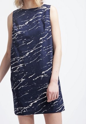 Abito senza maniche di colore navy con motivo bianco simile al marmo, colletto rotondo e taglio dritto, realizzato in un tessuto dalla texture morbida.