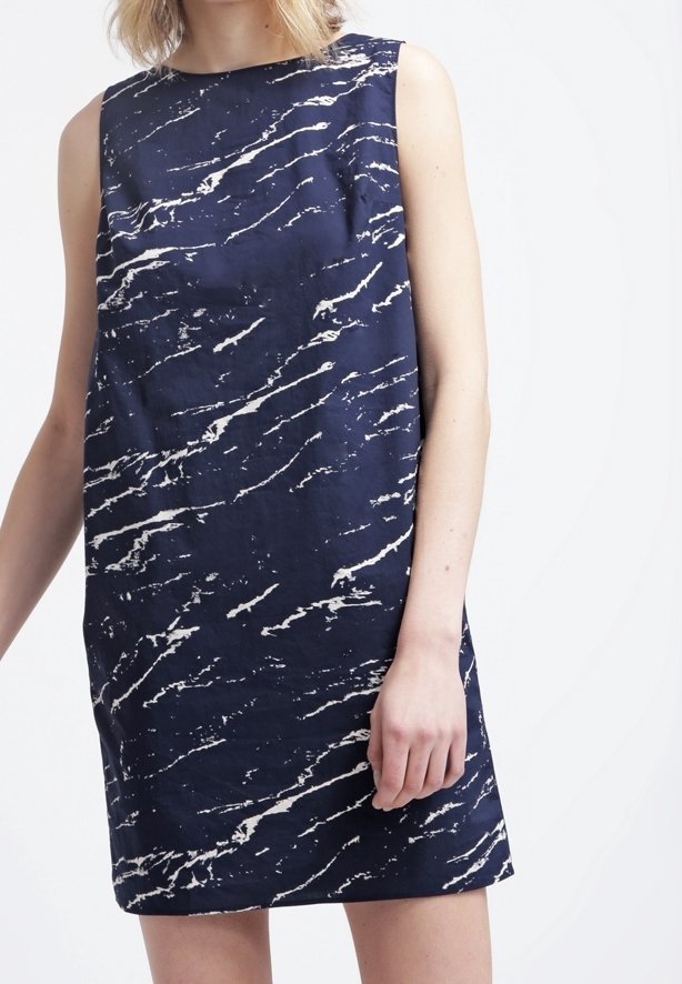 Námořnické bezrukávové šaty s bílým mramorovým vzorem, kulatým výstřihem a přímým střihem, vyrobené z hladkého materiálu.