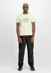 Alpha Industries Triko s potiskem - retro yellow