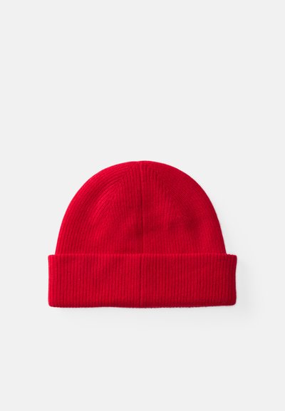 Căciulă tricotată roșie cu tiv pliat, având o textură ribbed și o ajustare strânsă, proiectată pentru căldură și confort.