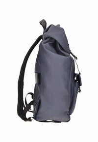 Zaino grigio a soffietto con tessuto testurizzato, spallacci neri regolabili, tasca laterale e chiusura con cordoncino. Design compatto per una facile portabilità.