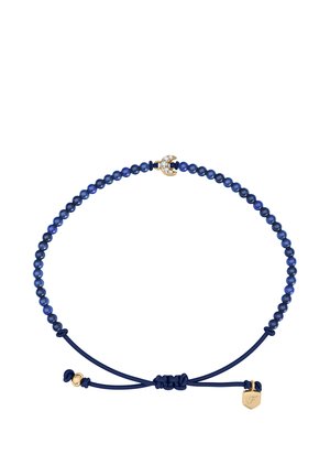 Halskette mit dunkelblauen, runden Perlen, einem kleinen goldenen Mondsichel-Anhänger mit Steinen, verstellbarem Navyband und einem goldenen Schildanhänger mit eingraviertem Buchstaben F.