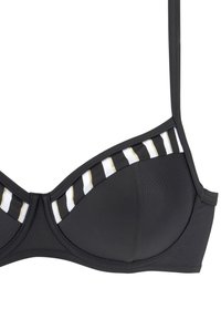 Senza schienale nera con un design strutturato, con accenti a strisce bianche e oro sui bordi delle coppe e spalline regolabili.