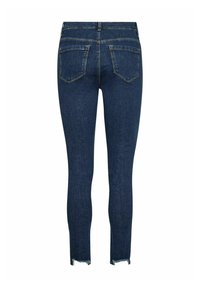 Tmavomodré džínsy v úzkom strihu so zúženým strihom, obsahujúce dve zadné vrecká a roztrhnutý lem pri členku.