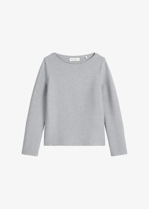 Camiseta de manga larga gris, hecha de un suave y texturizado material de algodón; presenta un escote redondeado y un corte relajado y boxy.