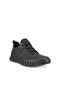 Sort tekstureret læder sneakers med tyk segmenteret sål og snørebånd foran, vinklet mod venstre på hvid baggrund.