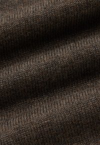 Brązowa dzianina o miękkiej, teksturowanej powierzchni z żebrowanym wzorem. Materiał wydaje się ciepły i wytrzymały, odpowiedni na zimowe ubrania.