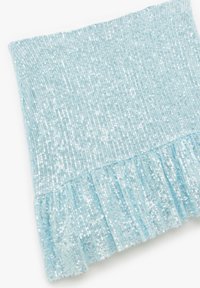 Tessuto decorativo azzurro chiaro con paillettes in un design strutturato e arricciato. Il materiale ha una finitura luccicante e un aspetto morbido.