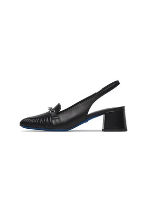 Schwarzer Lederslingback-Schuh mit niedrigem Blockabsatz, gerafftem Detail am Zehenbereich und kleiner silberner Schnalle an der Seite.