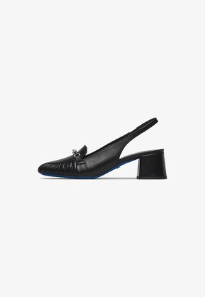 Schwarzer Lederslingback-Schuh mit niedrigem Blockabsatz, gerafftem Detail am Zehenbereich und kleiner silberner Schnalle an der Seite.