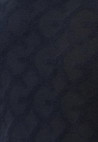 Tela oscura con un sutil patrón de zigzag texturizado, que combina áreas lisas y elevadas en un diseño repetitivo.