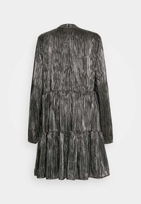 Černé plisované šaty s dlouhými rukávy, s vrstveným designem, lesklou texturou a vysok�ým výstřihem, s vertikálními pruhy po celé ploše.